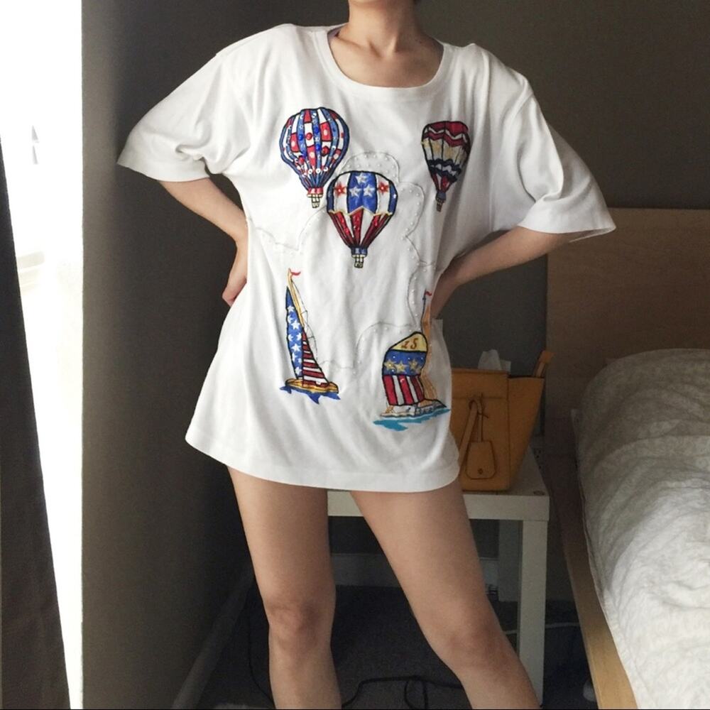 Victoria Harbour Hot Balloon White Tee.--ZA7